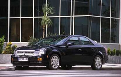 La línea del Cadillac CTS no tiene nada en común con los modelos europeos de su tamaño. Las formas voluminosas, el frontal en cuña y la cintura elevada crean una imagen original y espectacular.