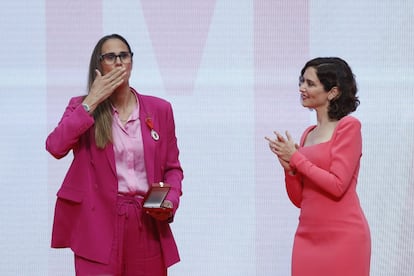 Isabel Díaz Ayuso entrega una medalla de la Comunidad a la baloncestista Amaya Valdemoro.