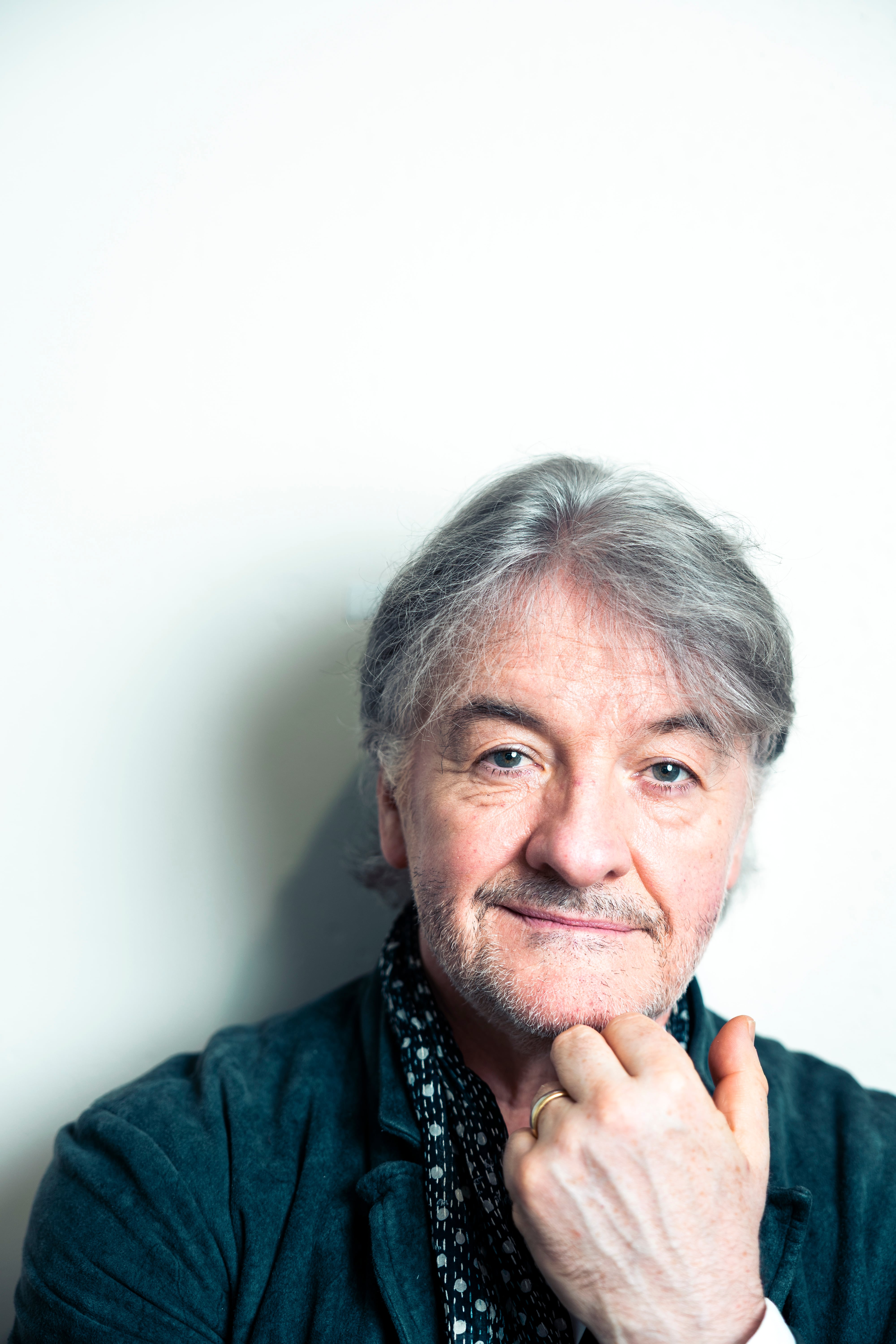 John Connolly mira desde dentro, al fotógrafo, al entrevistador, a sus personajes.