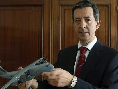 Constantino Méndez, secretario de Estado de Defensa, muestra una maqueta del nuevo avión A400M.