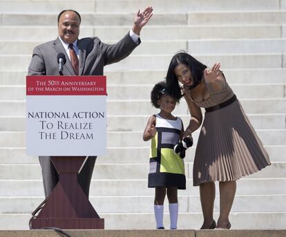 Martin Luther King III, junto a su mujer Andrea y su hija Yolanda hoy en Washington. El hijo de Luther King ha pedido que se continúe la lucha que hace 50 años inició la generación de su padre.