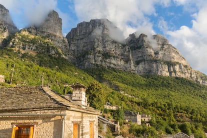 El pueblo de piedra Papingo, en montañas de Zagoria, Macedonia.