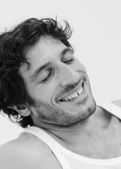 Quim Gutiérrez posa en exclusiva per ICON amb el seu somriure i samarreta de tirants Dolce & Gabbana.