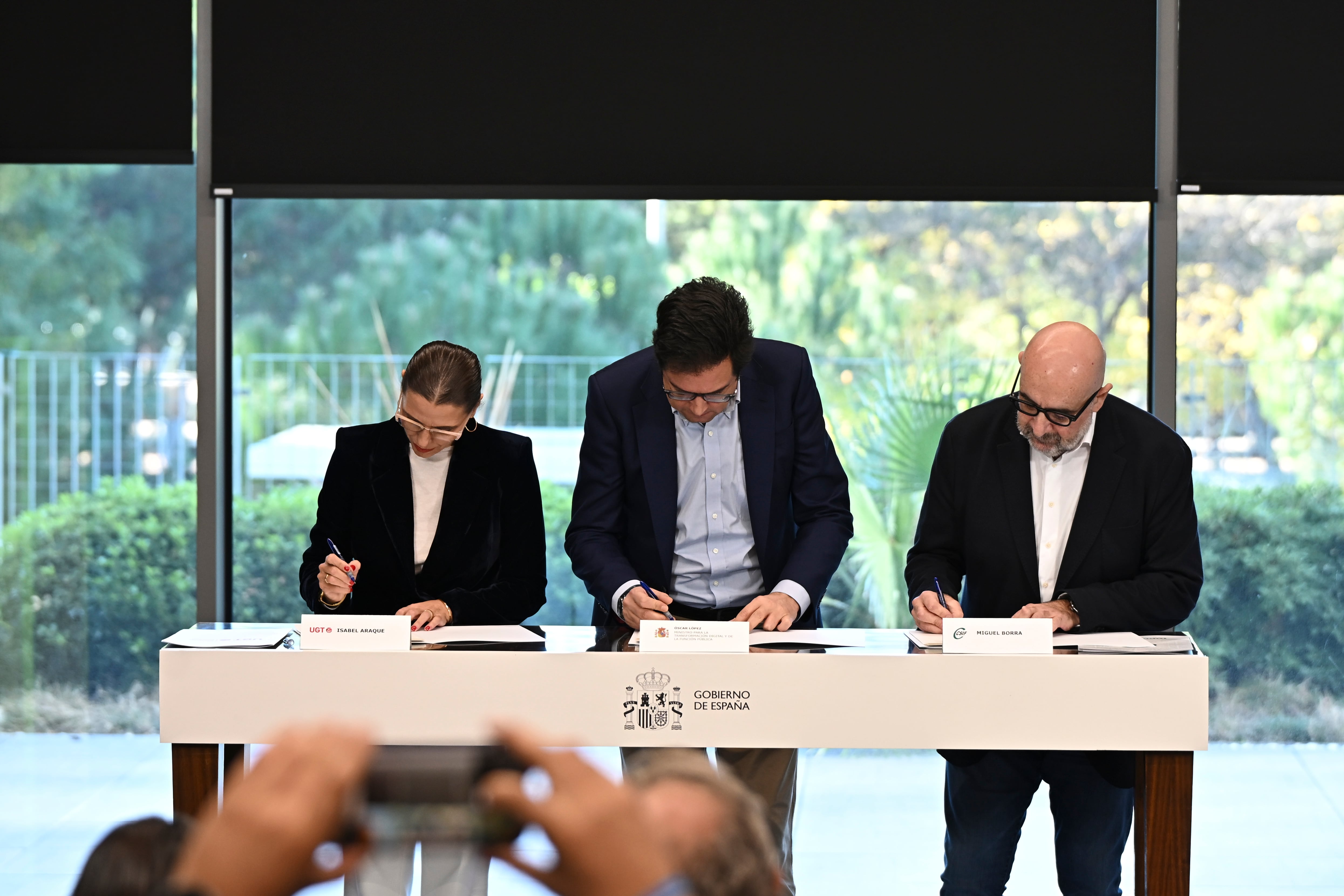 El ministro para la Transformación Digital y de la Función Pública, Óscar López (centro), el presidente del CSIF, Miguel Borra Izquierdo (derecha), y la secretaria general de UGT Servicios Públicos, Isabel Araque, durante la firma del acuerdo para la mejo