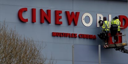Dos operarios reparan el cartel de una sala Cineworld en Bradford (norte de Inglaterra), en marzo de 2016.