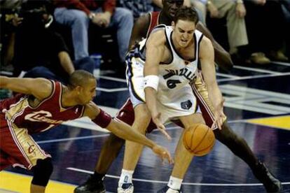 Lucious Harris le arrebata el balón a Gasol.