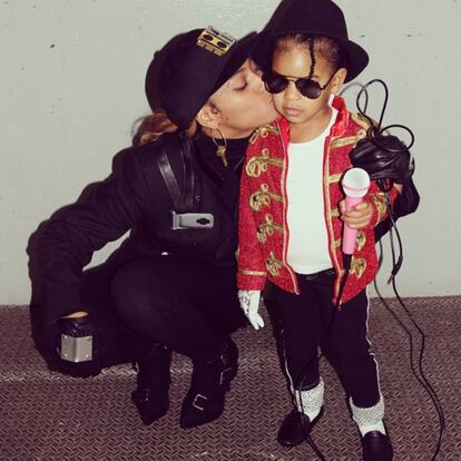 A Beyoncé no le bastó con vestirse como Janet Jackson el Halloween pasado. La cantante aprovechó para incluir al más famoso de los hermanos Jackson, Michael, en su celebración. En la imagen se ve a su hija, Blue Ivy, como el 'rey del pop'.