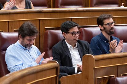 Los diputados de Unidas Podemos Rafa Mayoral, Gerardo Pisarello y José Luis Bueno, este jueves en el Congreso.