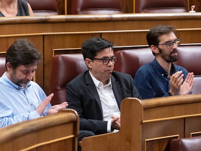 Los diputados de Unidas Podemos Rafa Mayoral, Gerardo Pisarello y José Luis Bueno, este jueves en el Congreso.
