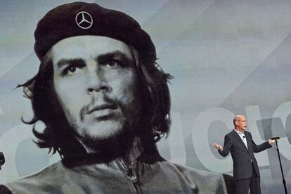 Captura de CBS en la que se ve al presidente de Mercedes bajo un retrato de Che Guevara, al que le han cambiado la estrella de cinco puntas de la boina por el emblema del fabricante de automóviles.