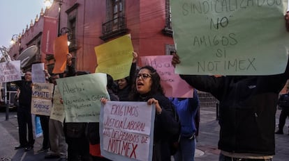 Extrabajadores de Notimex se manifiesta en Ciudad de México en julio.