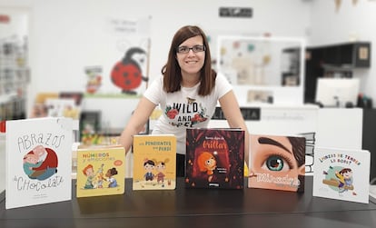 Sandra Alonso con sus obras en la librería 'Mis cuentos infantiles'.