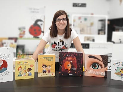 Sandra Alonso con sus obras en la librería 'Mis cuentos infantiles'.