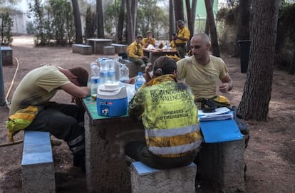 Un descanso durante las tareas de extinción en Gilet.