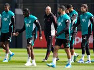 Arne Slot ingresa al campo de entrenamiento del Liverpool acompañado de sus jugadores, este lunes.