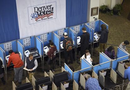 Votantes ejercen su derecho al voto en un centro electoral en Denver, Colorado (EEUU), hoy, 8 de noviembre de 2016. Los estadounidenses eligen hoy a su próximo presidente entre la demócrata Hillary Clinton y el republicano Donald Trump. Clinton, ex secretaria de Estado y ex primera dama, parte en estos comicios con una ventaja de 3,2 puntos porcentuales frente al polémico magnate neoyorquino Donald Trump, según la media ponderada de encuestas que realiza la web Real Clear Politics. EFE/Bob Pearson