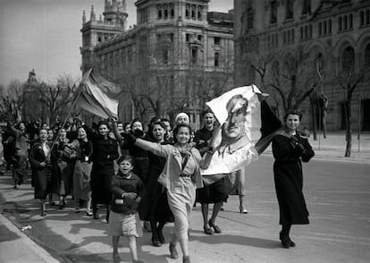Alfonso fue el nombre de un fotógrafo y también de una firma, autora de la memoria visual de la primera mitad del siglo XX en España. En la imagen, celebración de la entrada de las tropas de Franco en Madrid, marzo de 1939.