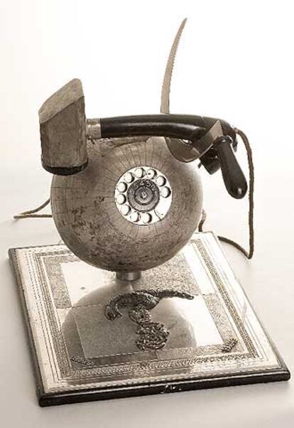 Teléfono con la hoz y el martillo, en la exposición <i>Regalos a los dirigentes.</i>