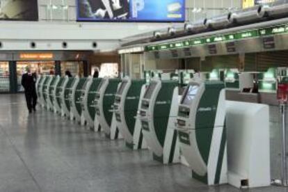 Mostradores de facturación de Alitalia en el aeropuerto de "Leonardo Da Vinci" en Fiumicino (Italia). EFE/Archivo