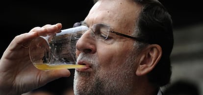 Mariano Rajoy hoy bebiendo sidra en Cangas de Onis.