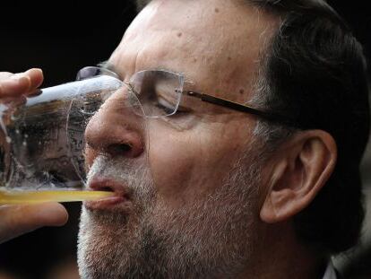 Mariano Rajoy hoy bebiendo sidra en Cangas de Onis.