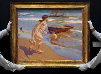 Además, la casa de susbastas Sotheby's, también en Londres, venderá el próximo día 3 la obra de Sorolla 'Niña entrando en el baño' (en la imagen en el momento de su puesta en exposición), fechado en 1917 aunque acabado dos años antes.