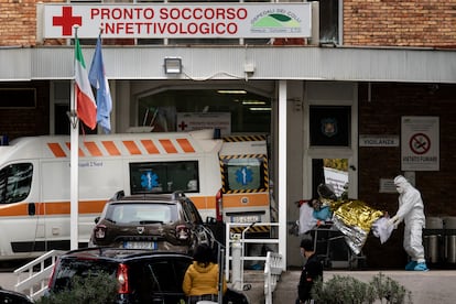 Los pacientes de las emergencias del hospital Cotugnno (Nápoles) esperan a ser atendidos en sus coches.
