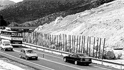 Aspecto actual de la carretera donde se registró el deslizamiento de tierra del cerro del Centenillo, en Diezma.
