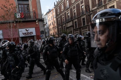 Policías se movilizan para reprimir a un grupo de manifestantes.