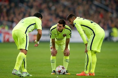 Messi conversa con Luis Suárez y Neymar durante el partido frente al Ajax.