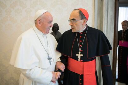 O Papa cumprimenta o cardeal Barbarin, na segunda-feira passada, quando este lhe apresentou seu pedido de demissão.