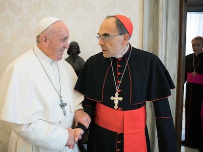 O Papa cumprimenta o cardeal Barbarin, na segunda-feira passada, quando este lhe apresentou seu pedido de demissão.