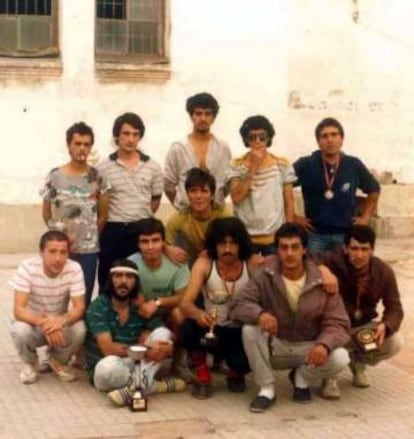 Gala (primero por la izda, sentado con camiseta de rayas) en la cárcel de Salamanca, en 1985. Tenía 24 años.