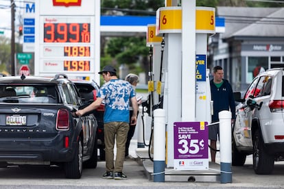 Varios automovilistas repostan en una gasolinera de Bethesda (Maryland, EE UU), el martes de la semana pasada.