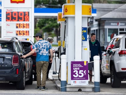 Varios automovilistas repostan en una gasolinera de Bethesda (Maryland, EE UU), el martes de la semana pasada.