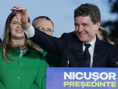 El candidato presidencial rumano Nicusor Dan comparecía en Bucarest este domingo tras conocer los sondeos.