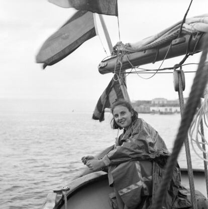 La infanta Pilar de Borbón, hija mayor de los Condes de Barcelona, pesca desde el barco 'Saltillo' durante una excursión marítima, en Estoril (Portugal) en julio de 1949.