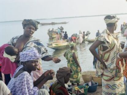 Mujeres en un mercadillo junto al río Casamance, a su paso por la localidad de Zinguinchor (Senegal).