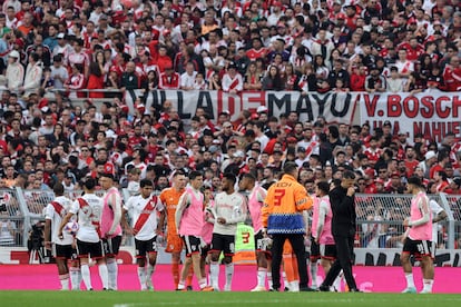 Los jugadores de River y su entrenador, Martin Demichelis, tras la suspensión del encuentro.