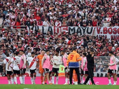 Los jugadores de River y su entrenador, Martin Demichelis, tras la suspensión del encuentro el 3 de junio.