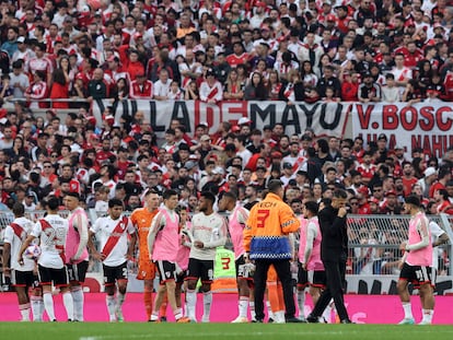 Los jugadores de River y su entrenador, Martin Demichelis, tras la suspensión del encuentro.