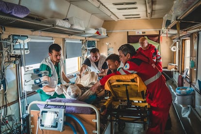 Un paciente gravemente herido es atendido en el tren de Médicos Sin Fronteras, en Ucrania.