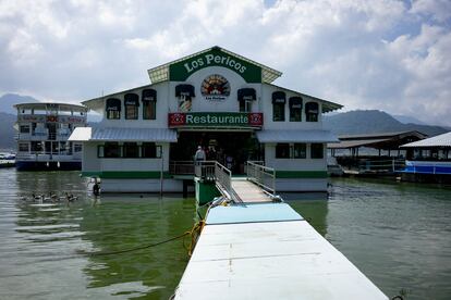 El restaurante flotante Los Pericos.