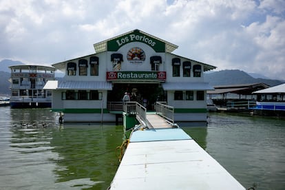 El restaurante flotante Los Pericos.