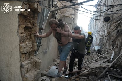 Civiles abandonan el lugar después de un ataque ruso en Odesa, este martes.