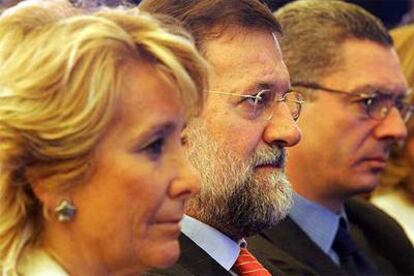 Aguirre, Mariano Rajoy y Alberto Ruiz-Gallardón, el pasado jueves, en el Ayuntamiento de Madrid.
