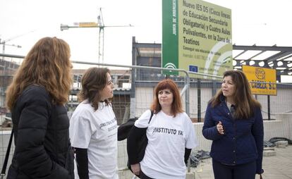 Mar Villanueva, segunda por la izquierda, junto a otras madres de la plataforma de padres que reclaman la finalización de las obras de un instituto en Teatinos.