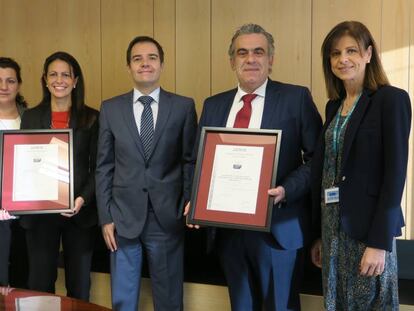 De izquierda a derecha, María Valdés, directora de Cumplimiento de Sareb; Soledad Borrego, directora de Cumplimiento, Control Interno y Relaciones Institucionales de Sareb; Salvador Román, gerente de Governance y Corporate Compliance de Aenor; Manuel Gómez Gilabert, director General de Control y Riesgos de Sareb; y Ana Eva Alonso, gerente de Estrategia de Cumplimiento de Sareb.