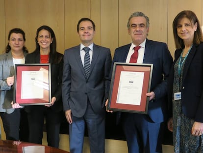 De izquierda a derecha, María Valdés, directora de Cumplimiento de Sareb; Soledad Borrego, directora de Cumplimiento, Control Interno y Relaciones Institucionales de Sareb; Salvador Román, gerente de Governance y Corporate Compliance de Aenor; Manuel Gómez Gilabert, director General de Control y Riesgos de Sareb; y Ana Eva Alonso, gerente de Estrategia de Cumplimiento de Sareb.