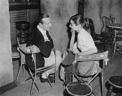 Fred Astaire y Audrey Hepburn en el descanso del rodaje de la película 'La Cenicienta en París' de 1956.